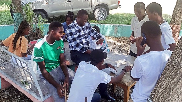 Jóvenes en el Centro parroquial de los MSC