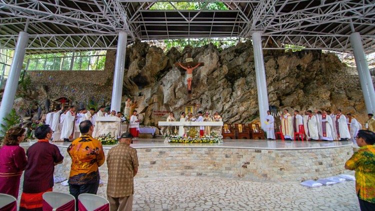 The Sancta Familia Church in Sapak Bayobayo, Toraja, South Sulawesi, is inaugurated with a Eucharistic celebration. Photo: Claudio