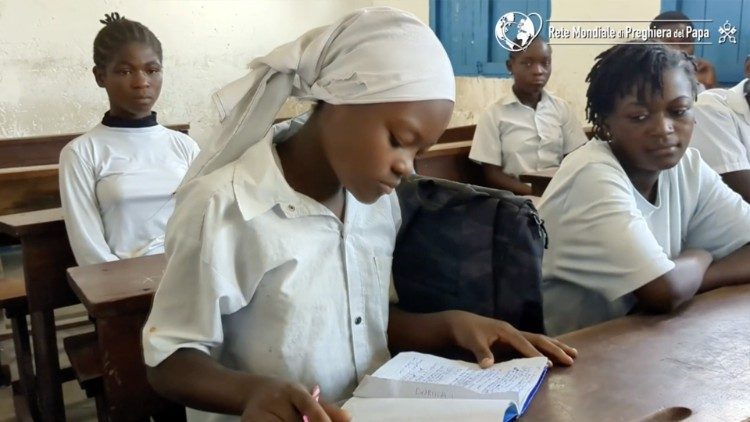 Una giovane tra i banchi di scuola