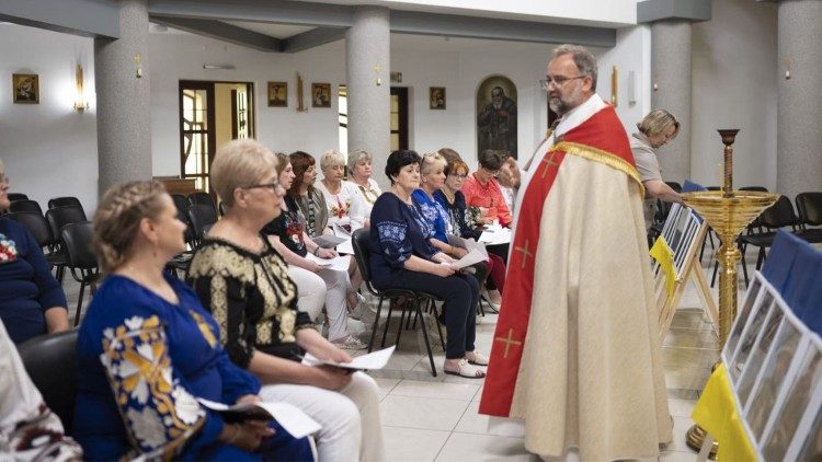 Брат Костянтин Морозов, OFM Cap, під час зустрічі з матерями, що втратили дітей через війну