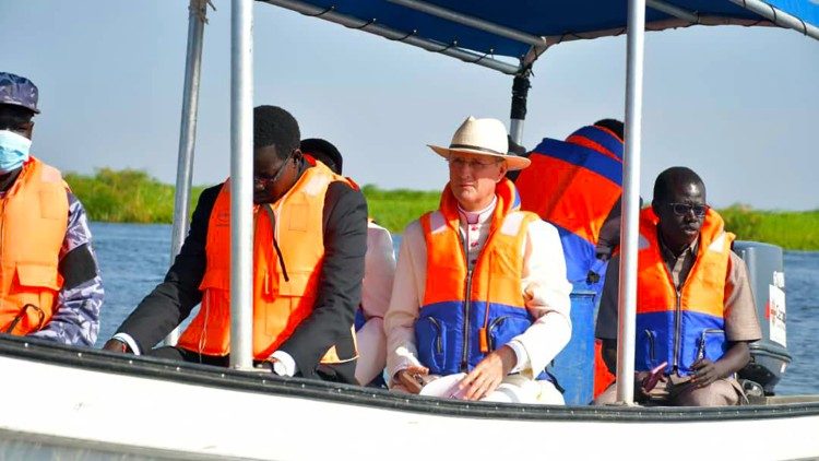 Der Nuntius während seiner Reise Richtung Kodok in einem Boot auf dem Nil