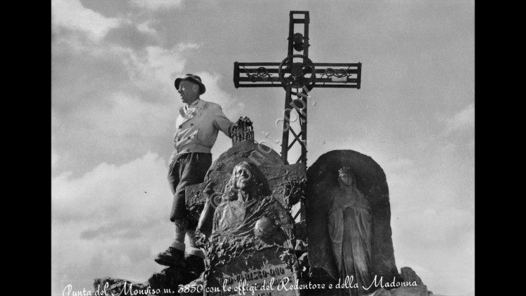 Le effigi di Cristo e della Madonna sul Monviso in una cartolina d'epoca