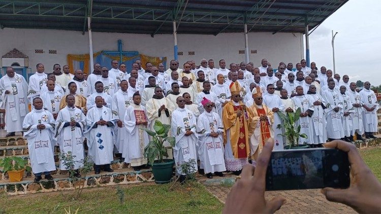 Les prêtres de Kolwezi, entourant leur évêque Mgr Richard Kazadi Kamba, lors de l’ouverture du premier synode diocésain de Kolwezi (RD Congo) du 6 au 12 janvier 2025.