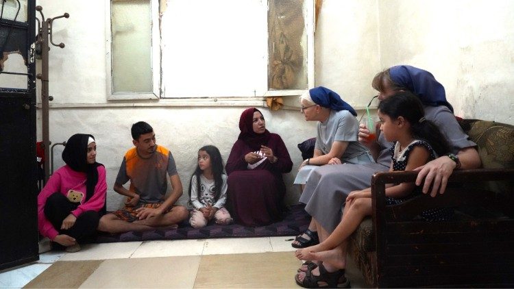 Sr. Magda speaks with a Muslim family in Dbayeh (Photo: CNEWA/Raghida Skaff)