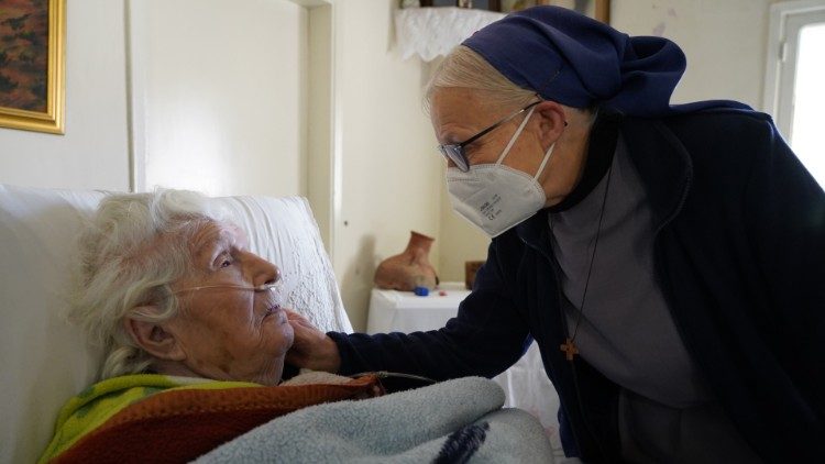 Sr. Magda cares for an elderly resident of Dbayeh (Photo: CNEWA/Raghida Skaff)