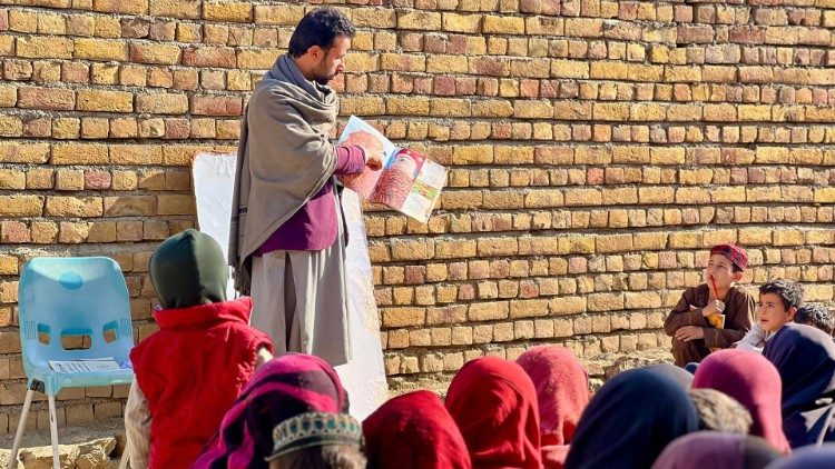 Wazir Khan durante una lección