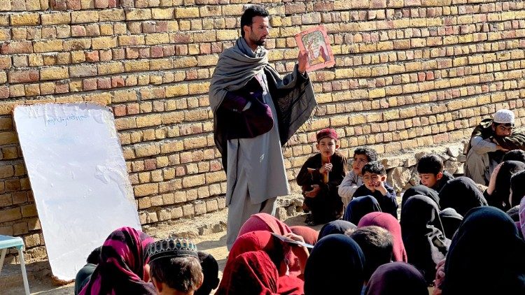 Wazir Khan durante uma lição