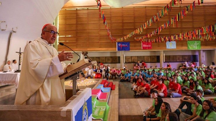 El arzobispo de Santiago de Chile pronuncia la homilía en la misa de envío de los jóvenes. (Foto de la Pontificia Universidad Católica de Chile)