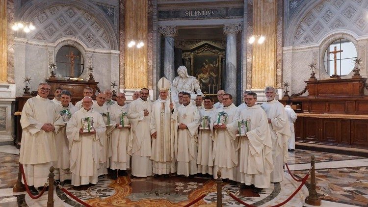 Il cardinale Gambetti insieme ai cappellani