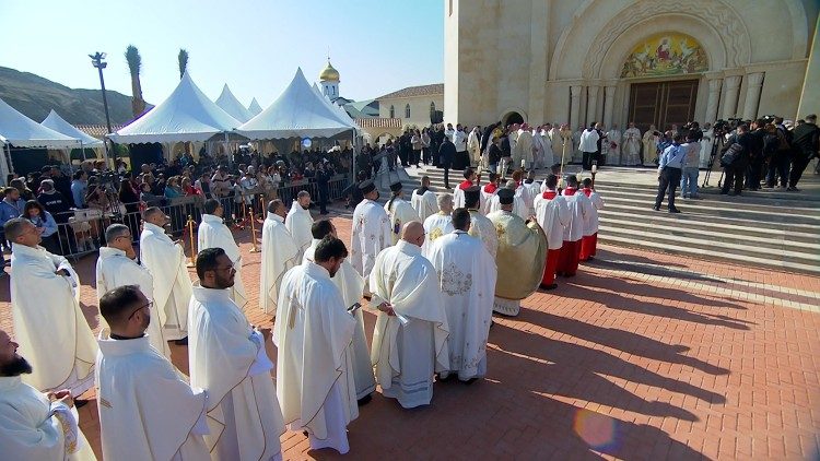 A cerimônia no adro da Igreja do Batismo de Jesus