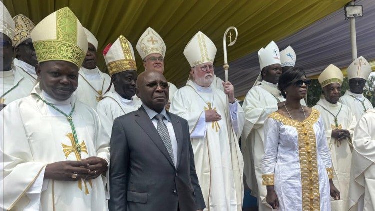 El arzobispo Paul Richard Gallagher durante la santa misa en la República del Congo.