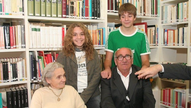 Domenico e Maria Paola, figli del giornalista Giustino Parisse, morti nel sisma de L'Aquila. Qui sopra sono insieme ai loro nonni