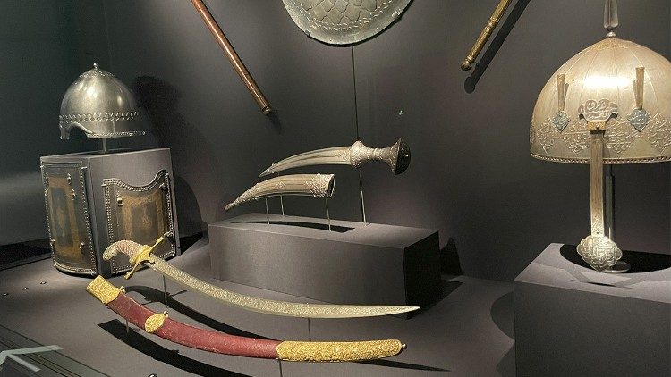 Alcuni degli oggetti esposti nella sezione Al Muqtani della Biennale delle Arti Islamiche