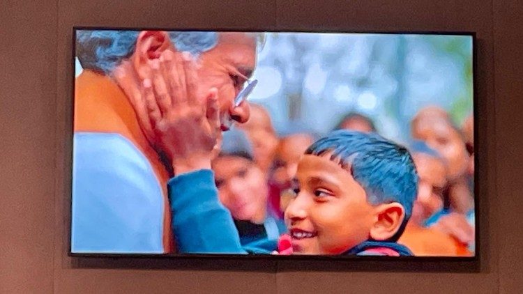 Imágenes de una presentación para la reunión mundial sobre los derechos de los niños