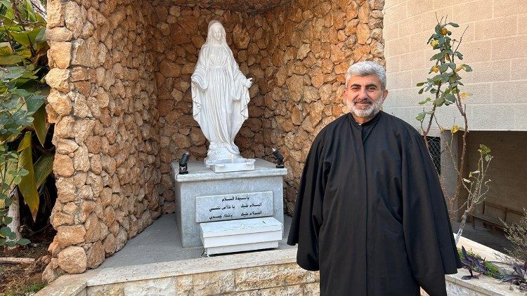 Padre Issam Kassouha, pároco no povoado de Qusair