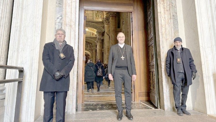 Weihbischof Lohmann vor der Heiligen Pforte im Petersdom