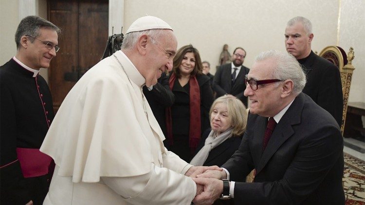 El Papa Francisco estrecha la mano de Martin Scorsese