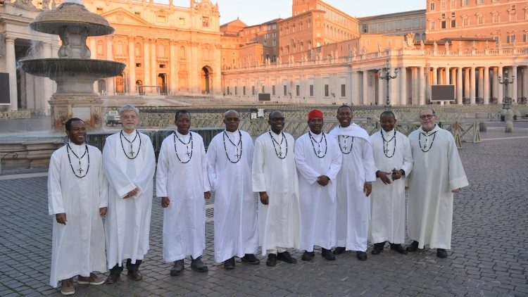 Misionari Afrike u njihovoj vjerskoj odjeći na Trgu svetog Petra