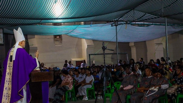 Durante a homilia, D. Claudio Claudio sublinhou que, na Quaresma, é preciso caminhar, deixar atrás a escravidão do pecado, rumo à salvação.