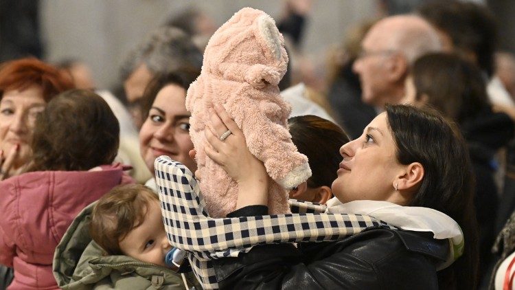 
                    O Papa: uma sociedade justa não se constrói eliminando os que não têm voz
                