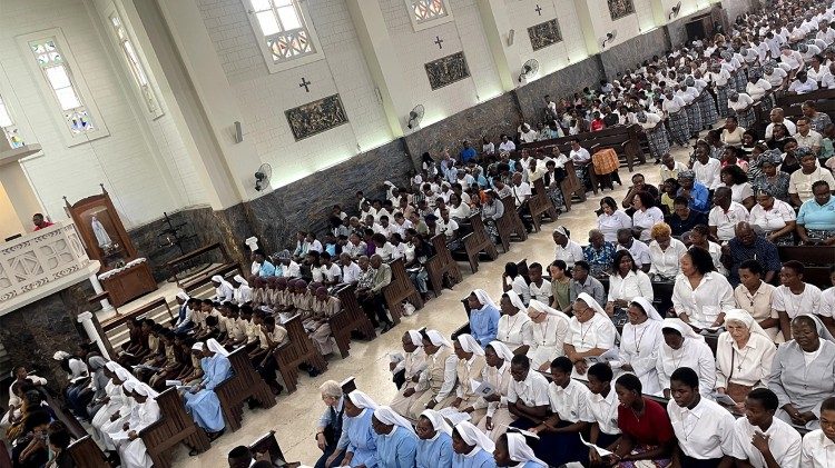 Catedral de Maputo, repleta de fiéis para a celebração do Jubileu de Ouro de Dom Januário